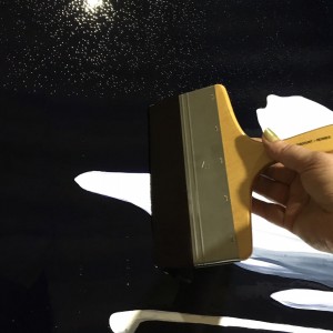 da Vinci Mottler brush smooths bubbles away during varnishing